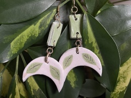 Ceramiczne Kolczyki Półksiężyc z Motywem Liści