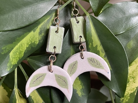 Ceramiczne Kolczyki Półksiężyc z Motywem Liści