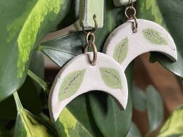 Ceramiczne Kolczyki Półksiężyc z Motywem Liści