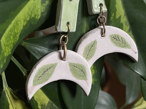 Ceramiczne Kolczyki Półksiężyc z Motywem Liści