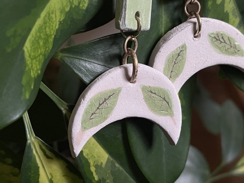 Ceramiczne Kolczyki Półksiężyc z Motywem Liści