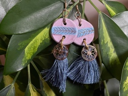 Orientalne kolczyki ceramiczne z delikatnymi frędzlami