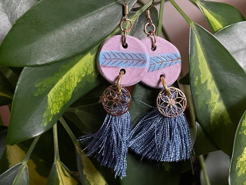 Orientalne kolczyki ceramiczne z delikatnymi frędzlami