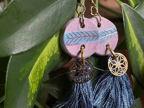 Orientalne kolczyki ceramiczne z delikatnymi frędzlami