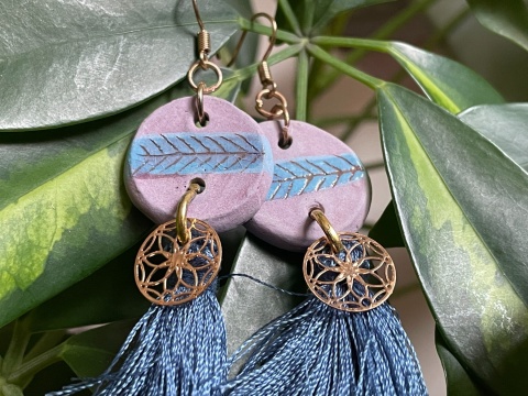 Orientalne kolczyki ceramiczne z delikatnymi frędzlami