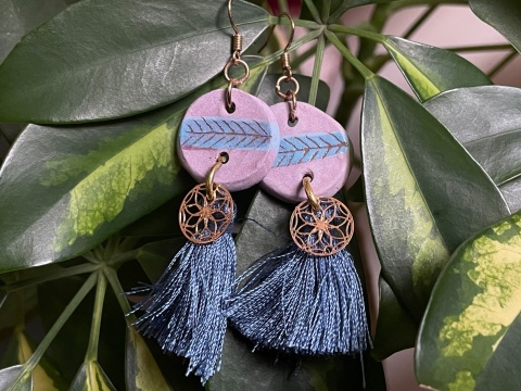 Orientalne kolczyki ceramiczne z delikatnymi frędzlami