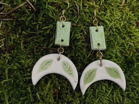 Ceramiczne Kolczyki Półksiężyc z Motywem Liści