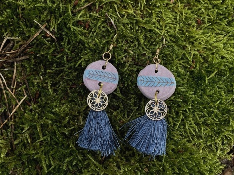 Orientalne kolczyki ceramiczne z delikatnymi frędzlami