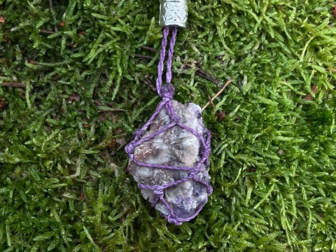 Ręcznie robiony breloczek z makramy z ametystem i kwarcem różowym