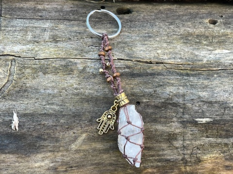 Ręcznie robiony breloczek z makramy z kryształem górskim