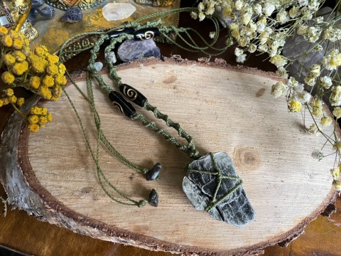 Wisiorek makrama z naturalnym kamieniem