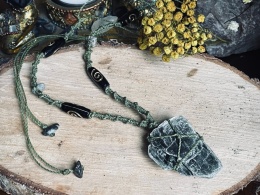 Wisiorek makrama z naturalnym kamieniem