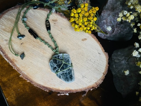 Wisiorek makrama z naturalnym kamieniem