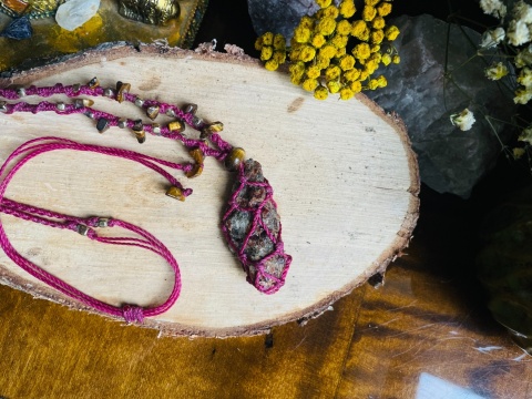 Wisiorek makrama z naturalnym kamieniem