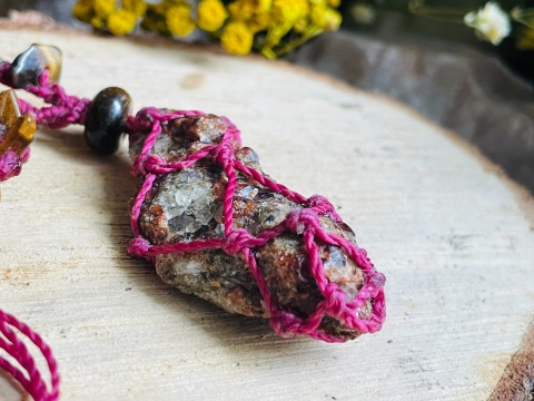 Wisiorek makrama z naturalnym kamieniem