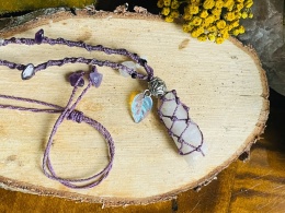 Wisiorek makrama z naturalnym kamieniem