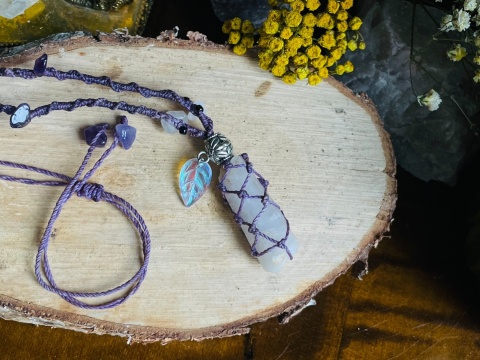 Wisiorek makrama z naturalnym kamieniem