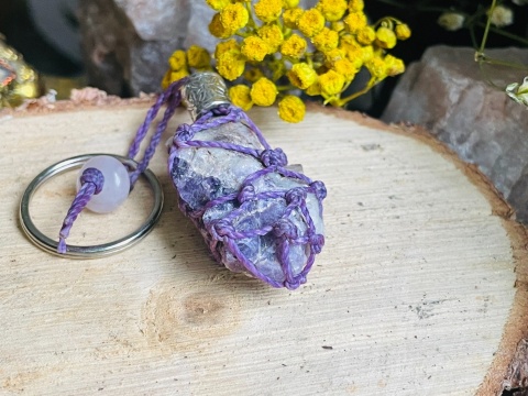 Ręcznie robiony breloczek z makramy z ametystem i kwarcem różowym