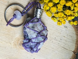 Ręcznie robiony breloczek z makramy z ametystem i kwarcem różowym