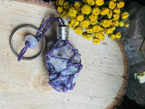 Ręcznie robiony breloczek z makramy z ametystem i kwarcem różowym