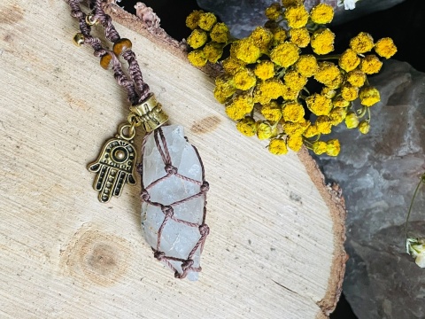 Ręcznie robiony breloczek z makramy z kryształem górskim