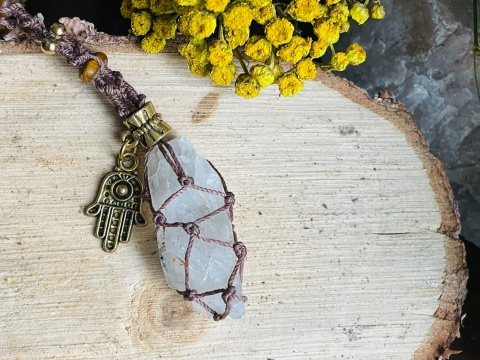 Ręcznie robiony breloczek z makramy z kryształem górskim