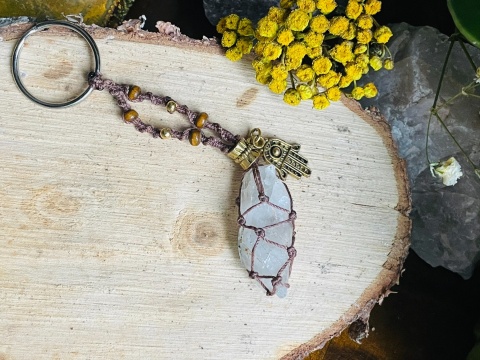 Ręcznie robiony breloczek z makramy z kryształem górskim