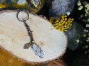Ręcznie robiony breloczek z makramy z kryształem górskim