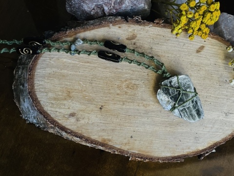 Wisiorek makrama z naturalnym kamieniem