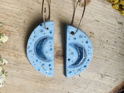 Ceramiczne kolczyki z motywem księżyca