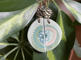 Ceramiczne kolczyki handmade z pastelowym ornamentem mandali