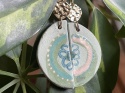 Ceramiczne kolczyki handmade z pastelowym ornamentem mandali