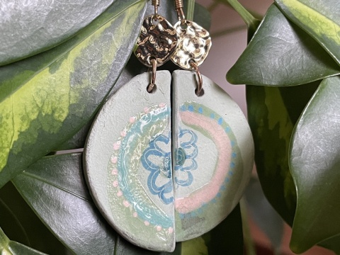 Ceramiczne kolczyki handmade z pastelowym ornamentem mandali