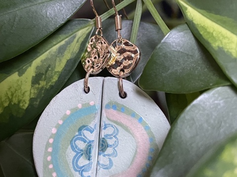 Ceramiczne kolczyki handmade z pastelowym ornamentem mandali