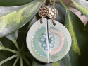Ceramiczne kolczyki handmade z pastelowym ornamentem mandali