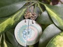 Ceramiczne kolczyki handmade z pastelowym ornamentem mandali