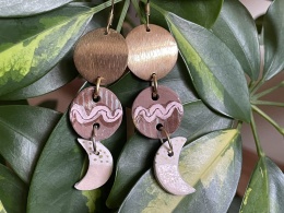 Ceramiczne kolczyki handmade z księżycowym motywem