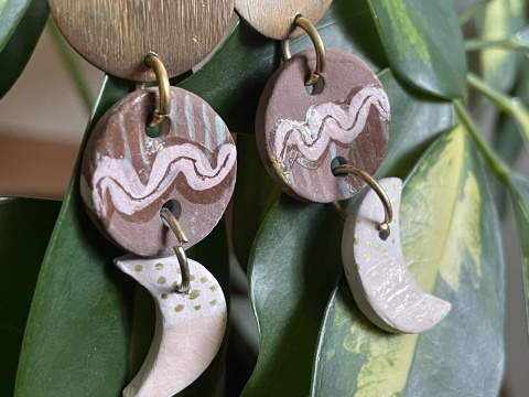 Ceramiczne kolczyki handmade z księżycowym motywem