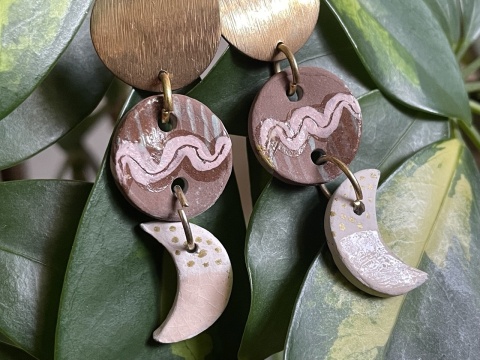 Ceramiczne kolczyki handmade z księżycowym motywem