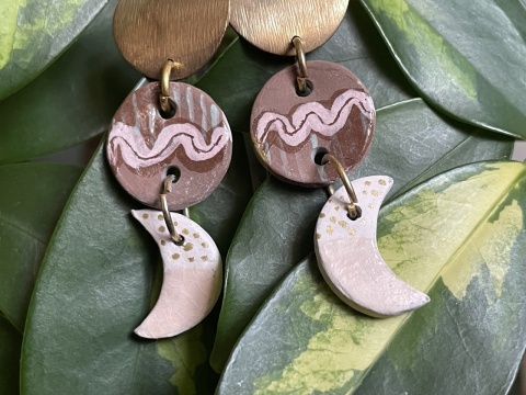 Ceramiczne kolczyki handmade z księżycowym motywem