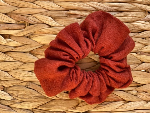 Lniana gumka do włosów scrunchie bordowa