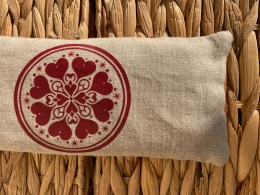 Poduszka na oczy z lnu z lawendą i pestkami wiśni mandala serca beżowa