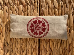 Poduszka na oczy z lnu z lawendą i pestkami wiśni mandala serca beżowa