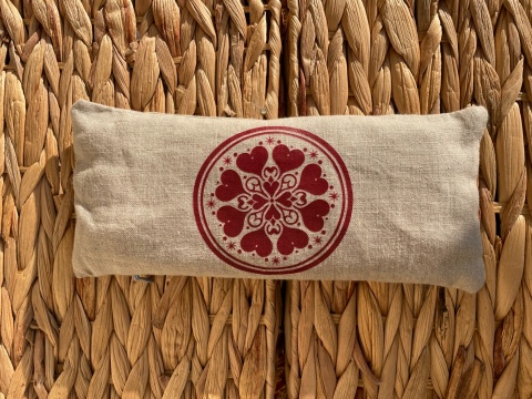 Poduszka na oczy z lnu z lawendą i pestkami wiśni mandala serca beżowa