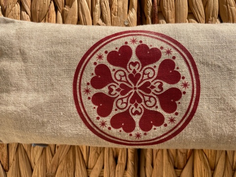 Poduszka na oczy z lnu z lawendą i pestkami wiśni mandala serca beżowa