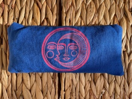 Poduszka na oczy z lnu z lawendą i pestkami wiśni słońce i księżyc niebieska