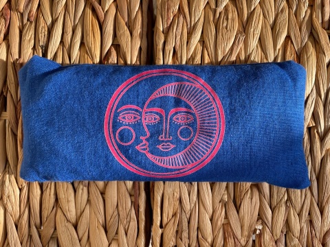 Poduszka na oczy z lnu z lawendą i pestkami wiśni słońce i księżyc niebieska