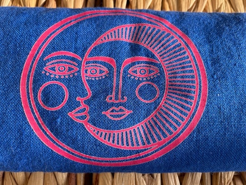 Poduszka na oczy z lnu z lawendą i pestkami wiśni słońce i księżyc niebieska