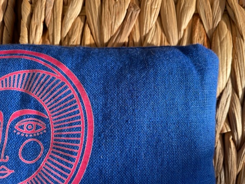 Poduszka na oczy z lnu z lawendą i pestkami wiśni słońce i księżyc niebieska