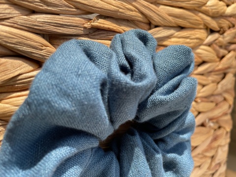 Lniana gumka do włosów scrunchie niebieska